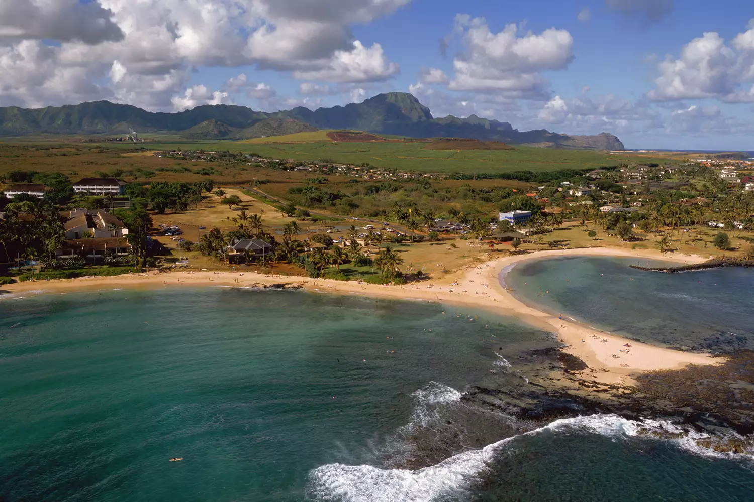 Vue aérienne de la plage de Poipu