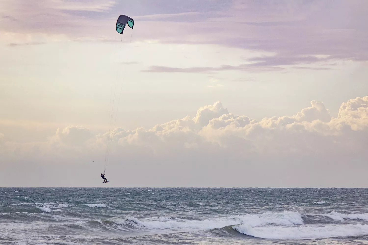 Un pratiquant de kitesurf dans l'océan