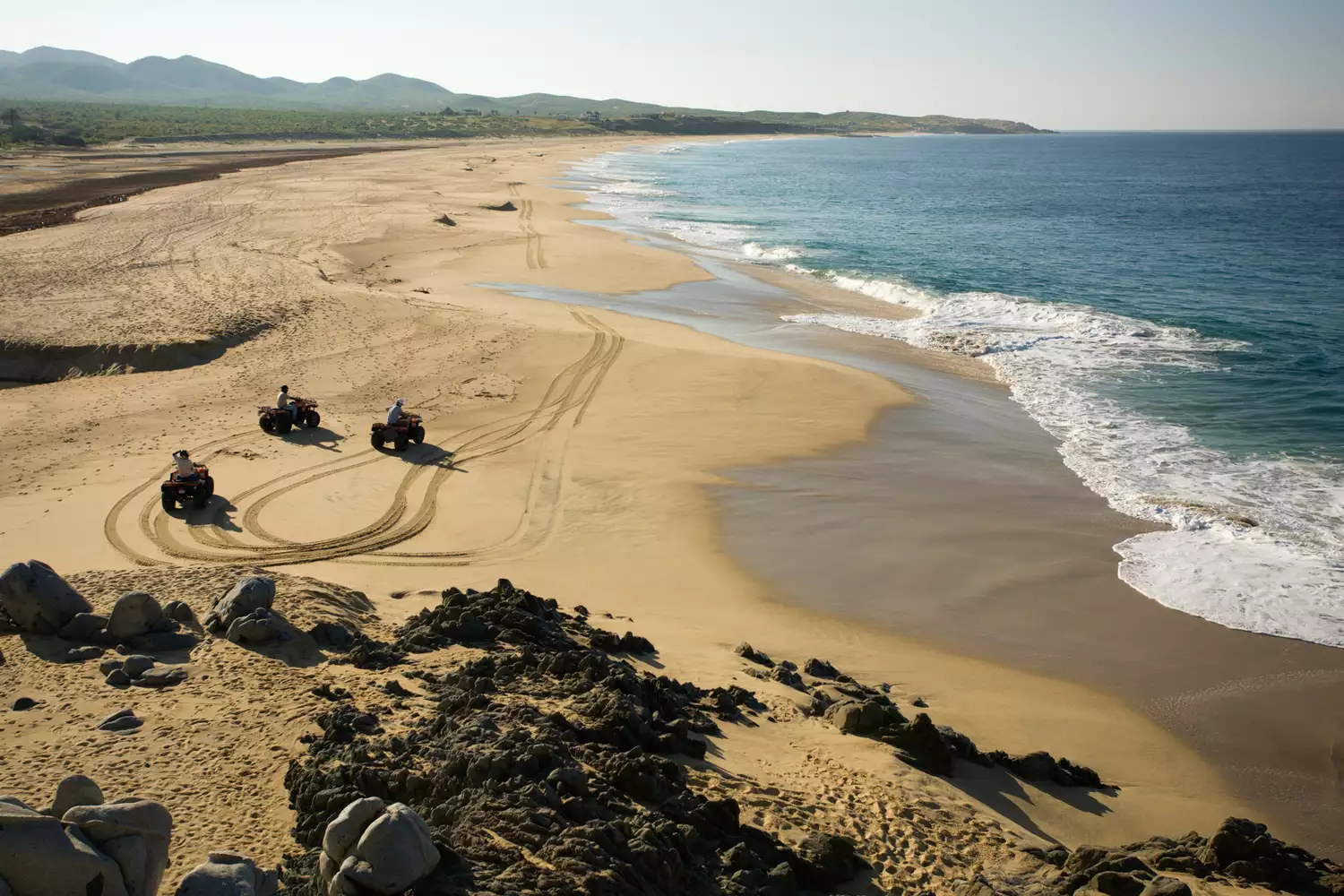 Mexique, Baja, Cabo San Lucas, trois personnes faisant de la moto sur la plage