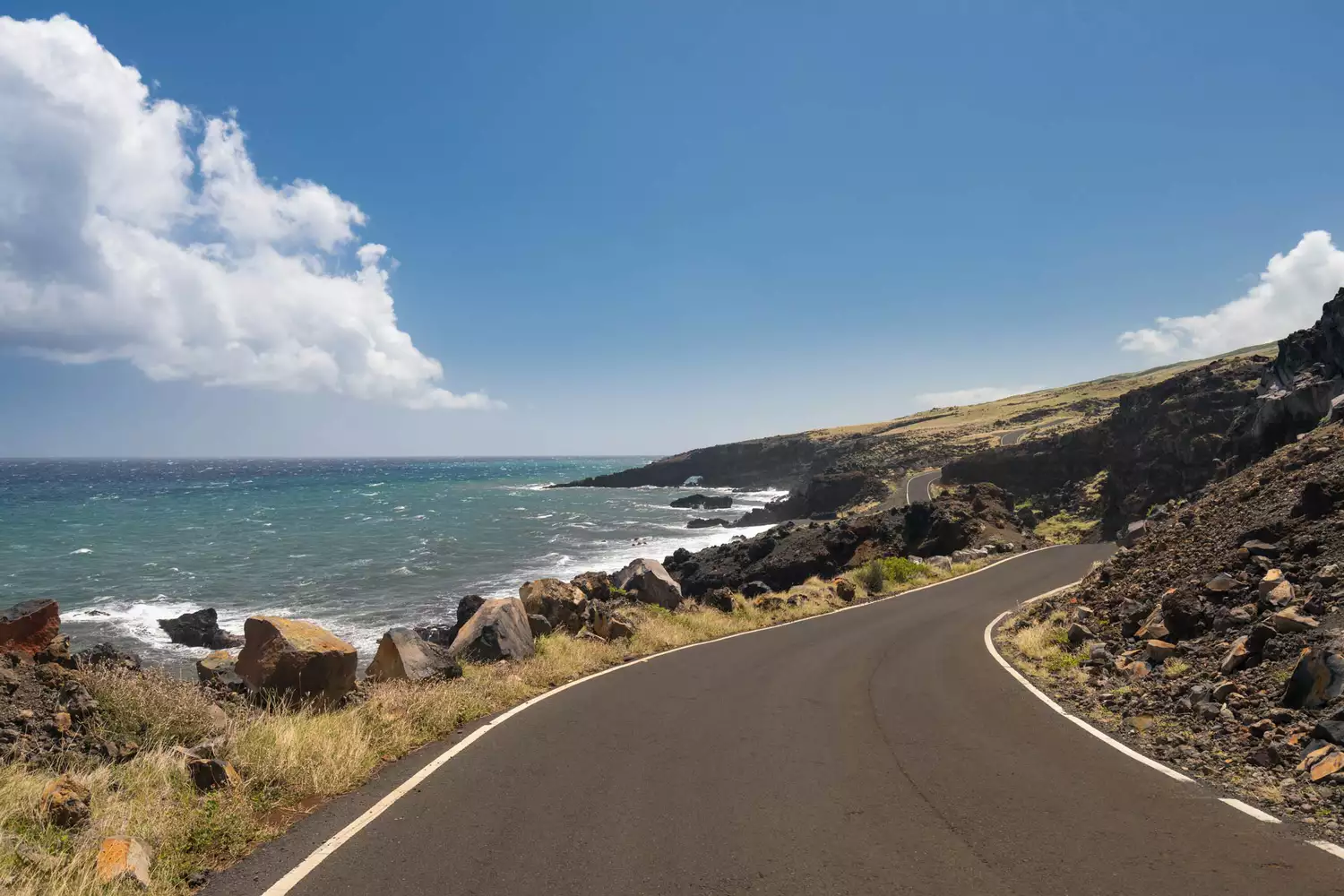 Une route qui serpente le long de la côte sur la Route de Hana