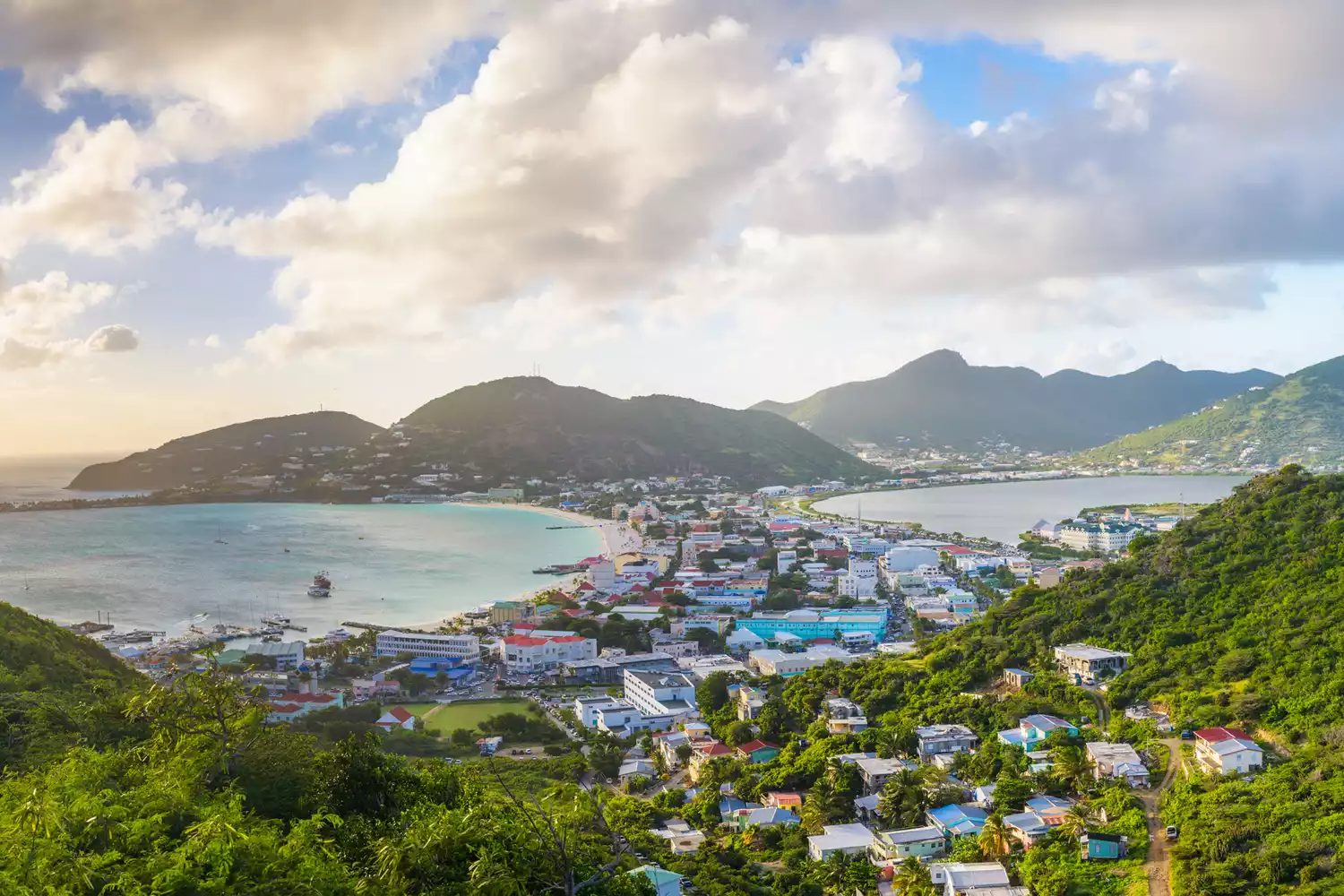 Vue urbaine de Philipsburg, Sint Maarten, au-dessus du Grand Étang salé.