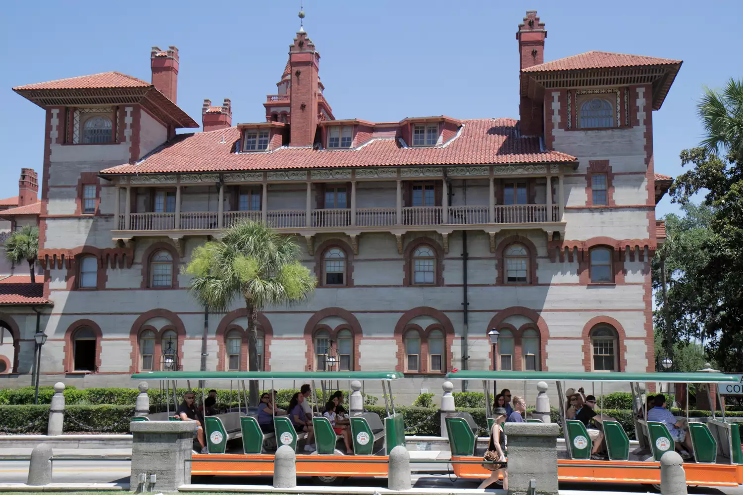 Un tramway Old Town passant devant le Flagler College.