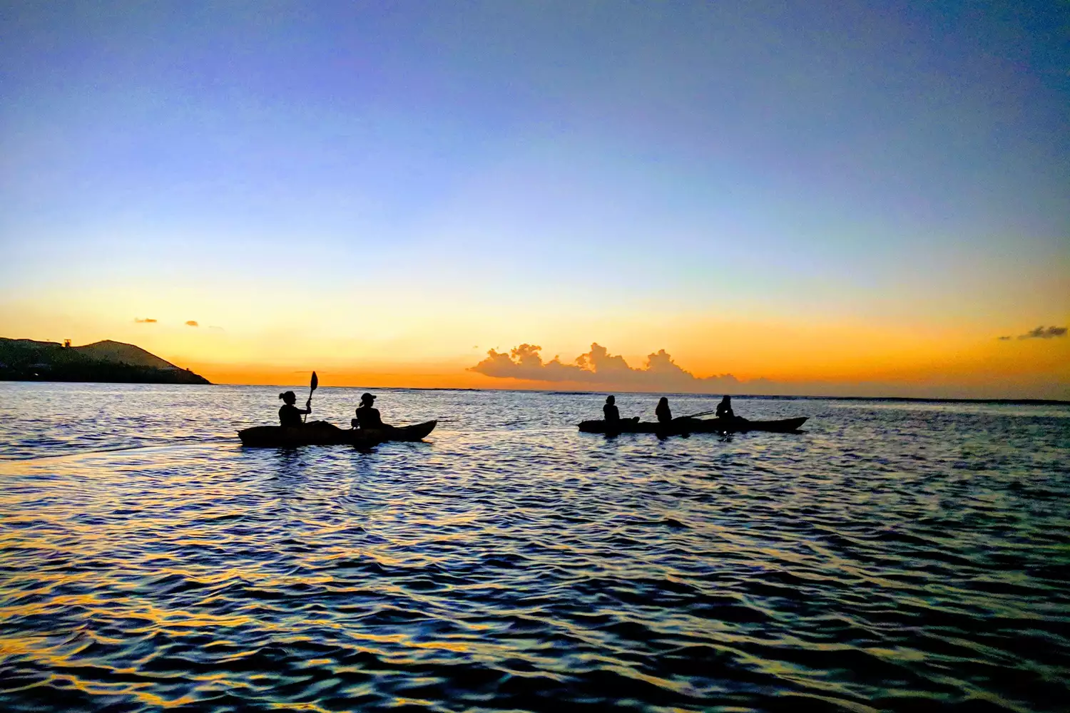 Tour en kayak au coucher du soleil sur une baie bioluminescente