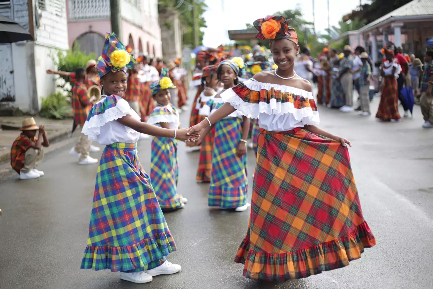 Deux jeunes filles lors d'un défilé pour le Festival de Noël de St. Croix