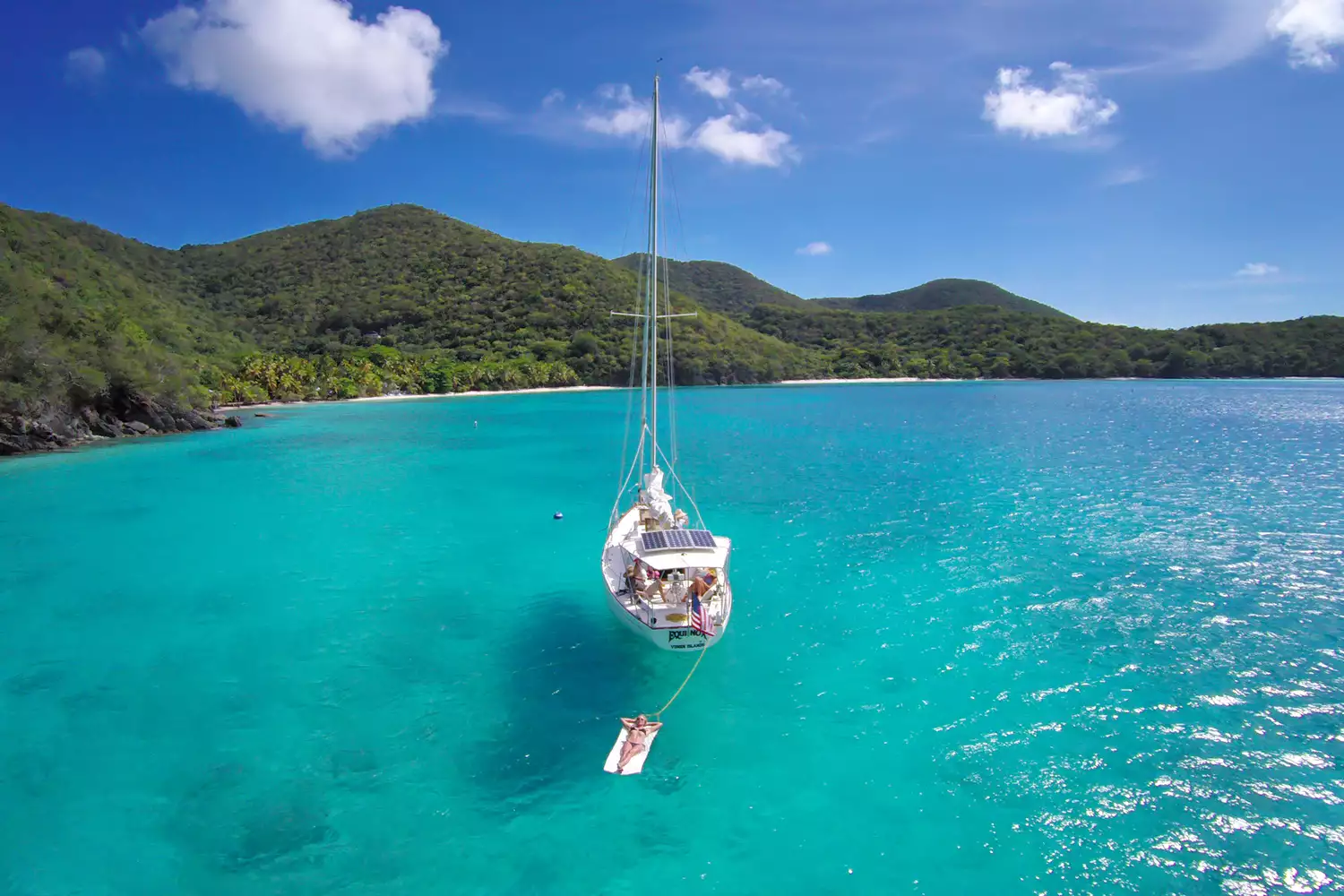 Vue aérienne d'un voilier amarré à St.John, USVI