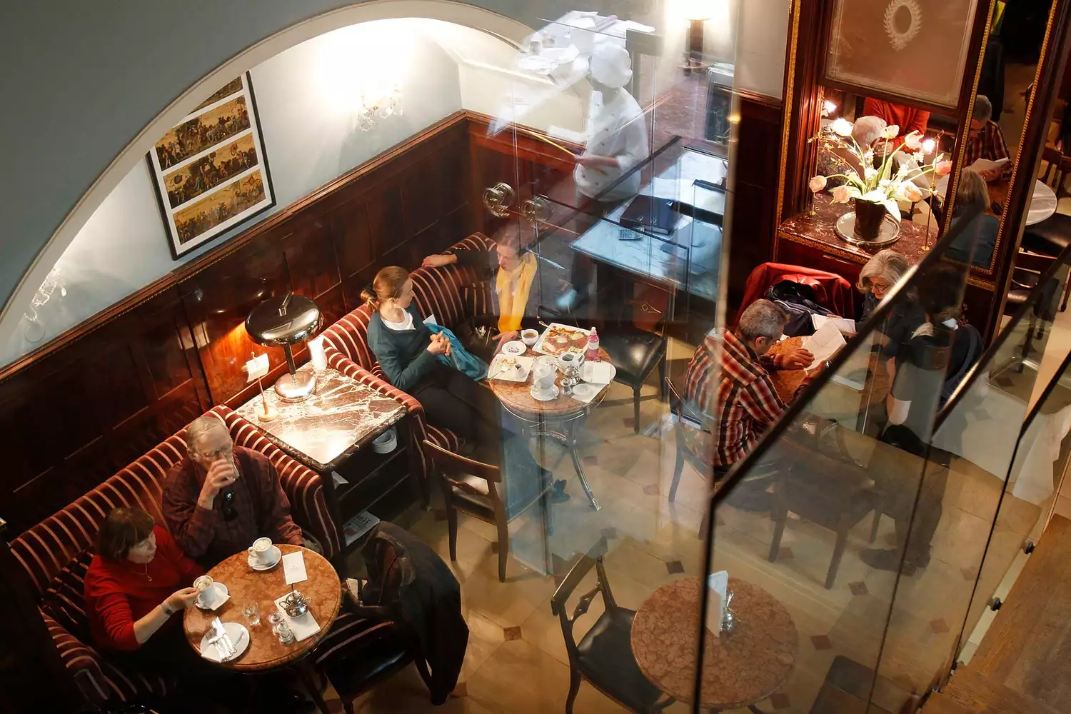 Vue aérienne de personnes dans un café à Vienne