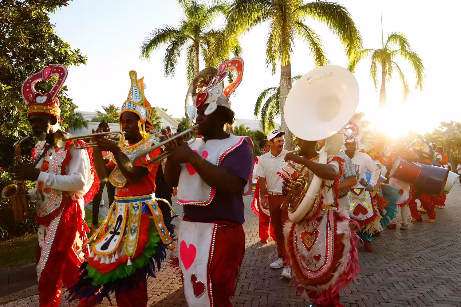 Un groupe de Junkanoo costumé