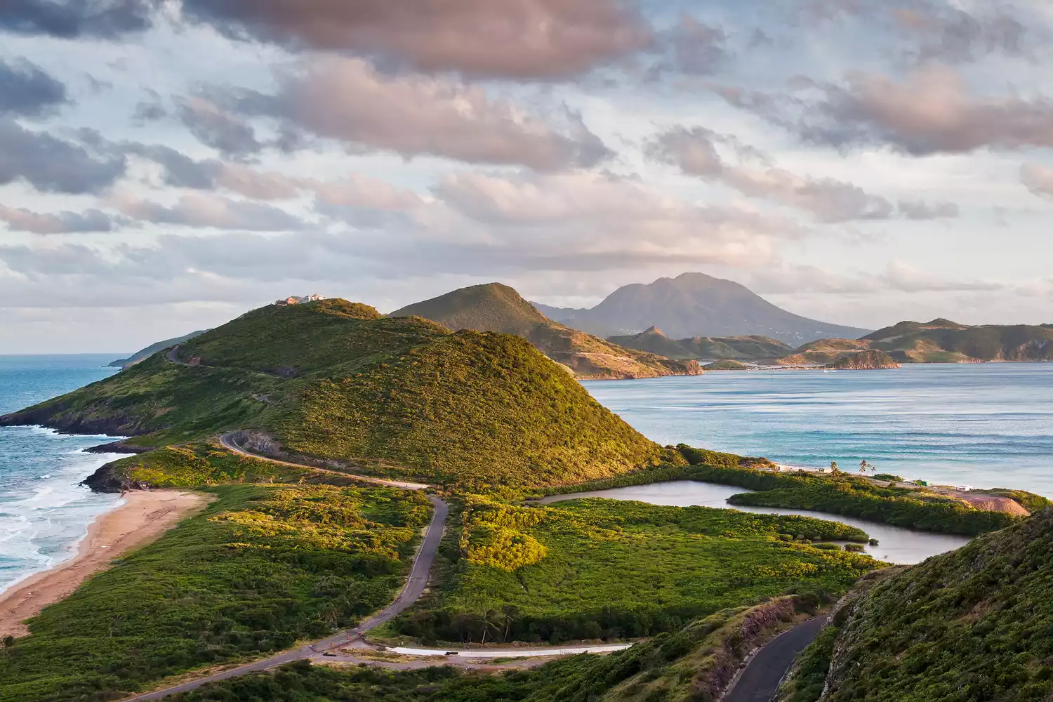 Vue de l'île de Nevis au coucher du soleil