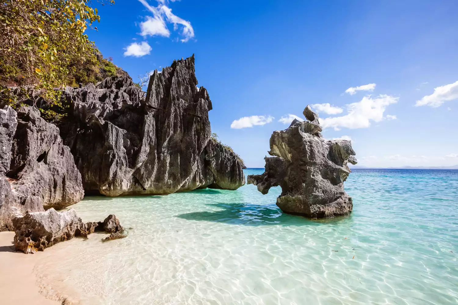 Belle plage de sable et formations rocheuses, Coron, Palawan, Philippines.