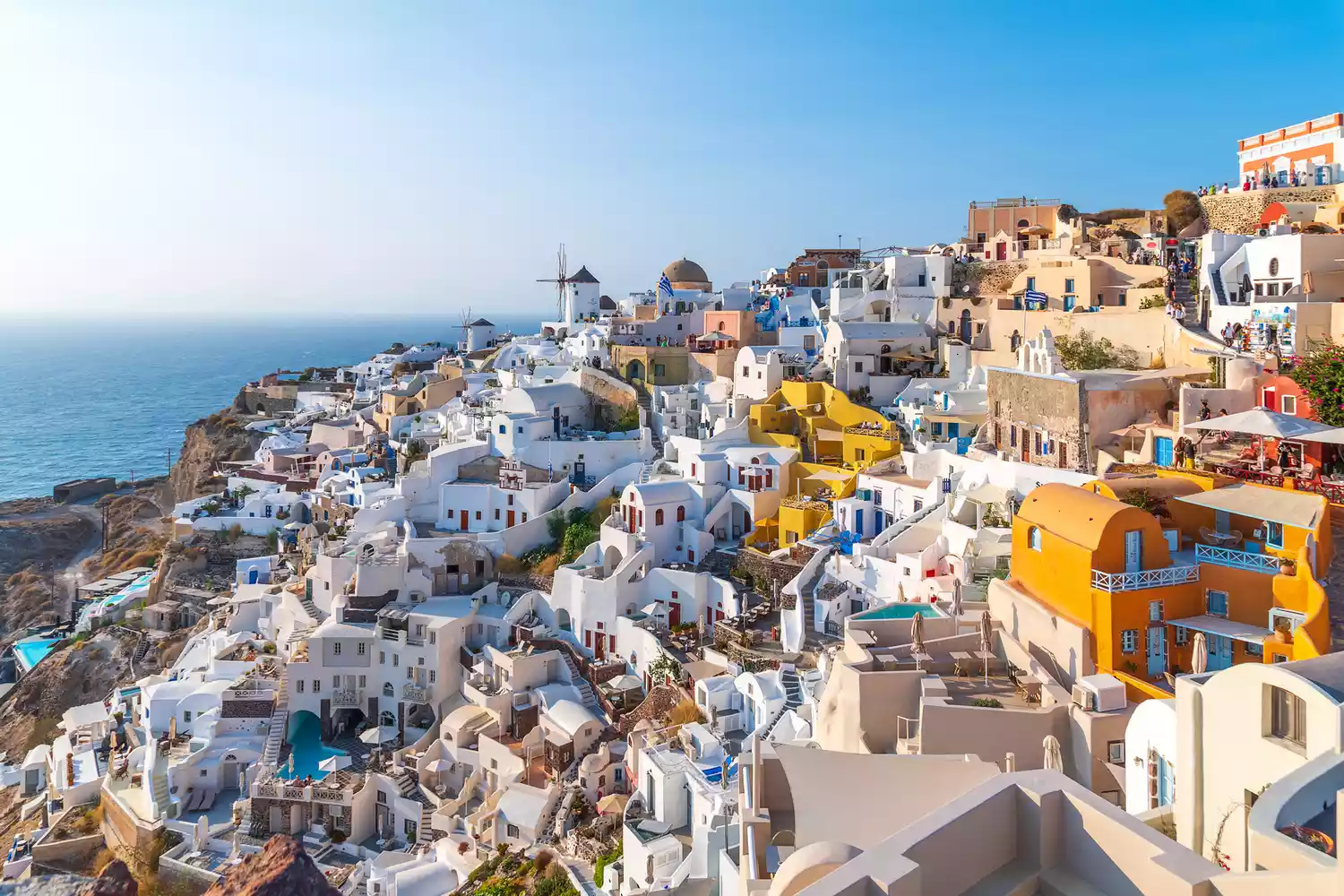 Il s'agit d'une photo des maisons colorées du village de Oia à Santorin, Grèce.