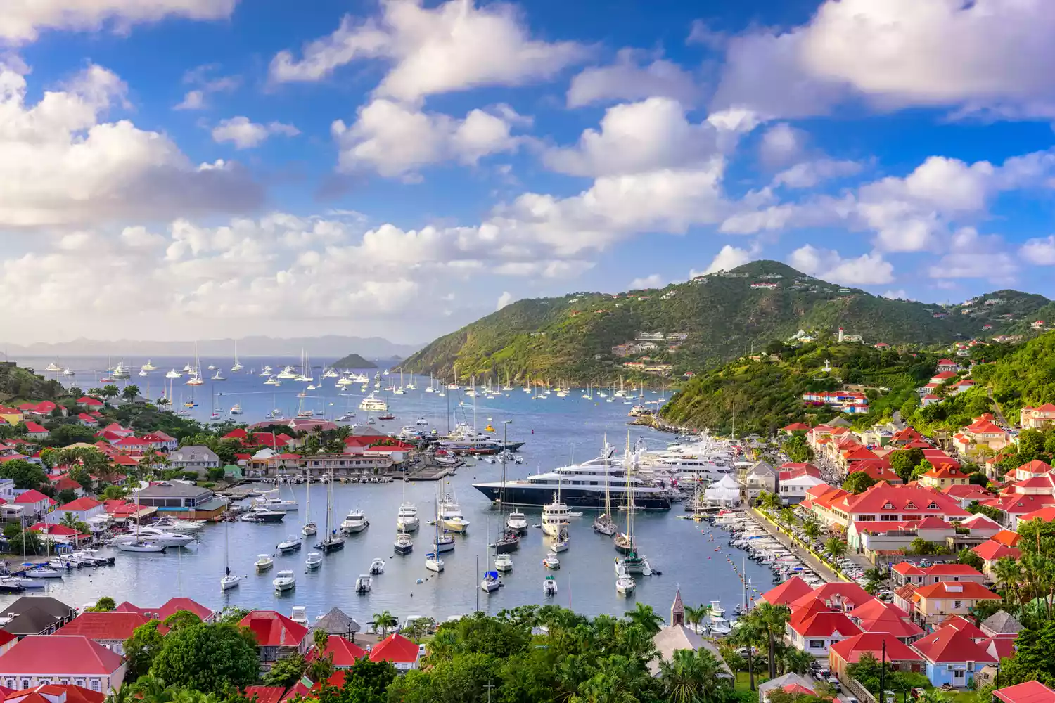 Vue d'en haut du port de St. Bart