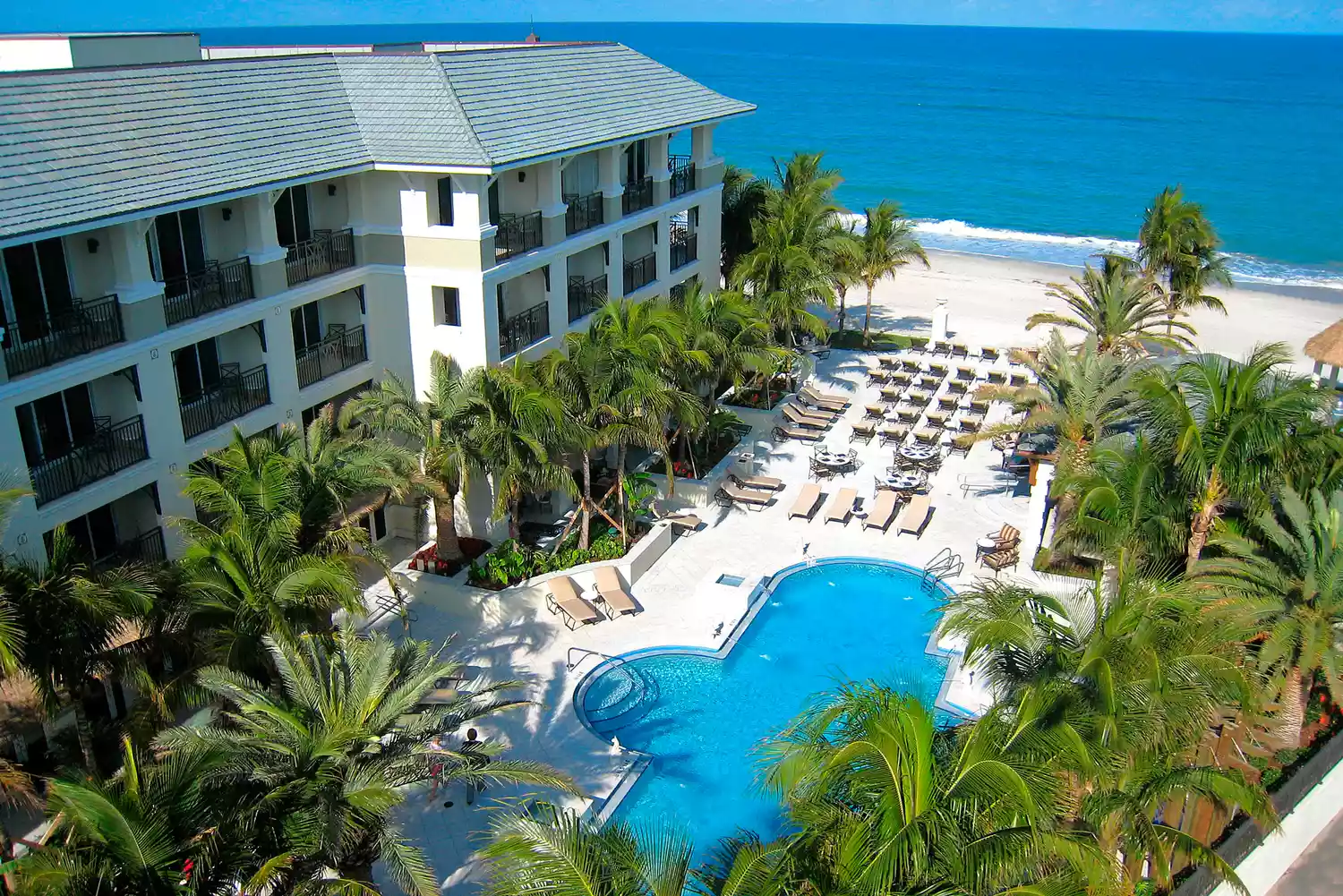 Vue aérienne de la piscine et de la plage du Kimpton Vero Beach