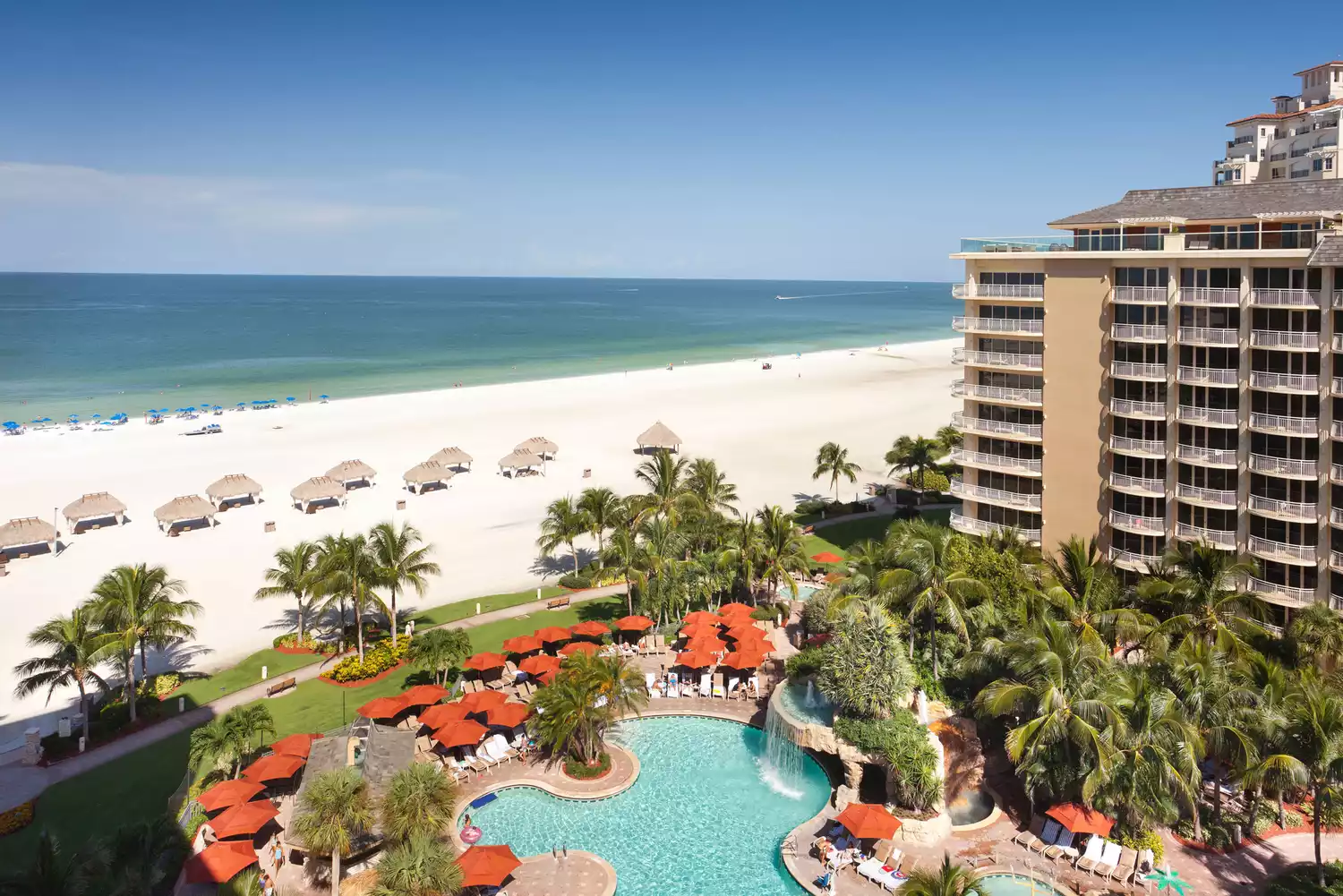 Vue aérienne de la zone de la piscine du complexe hôtelier de Marco Island