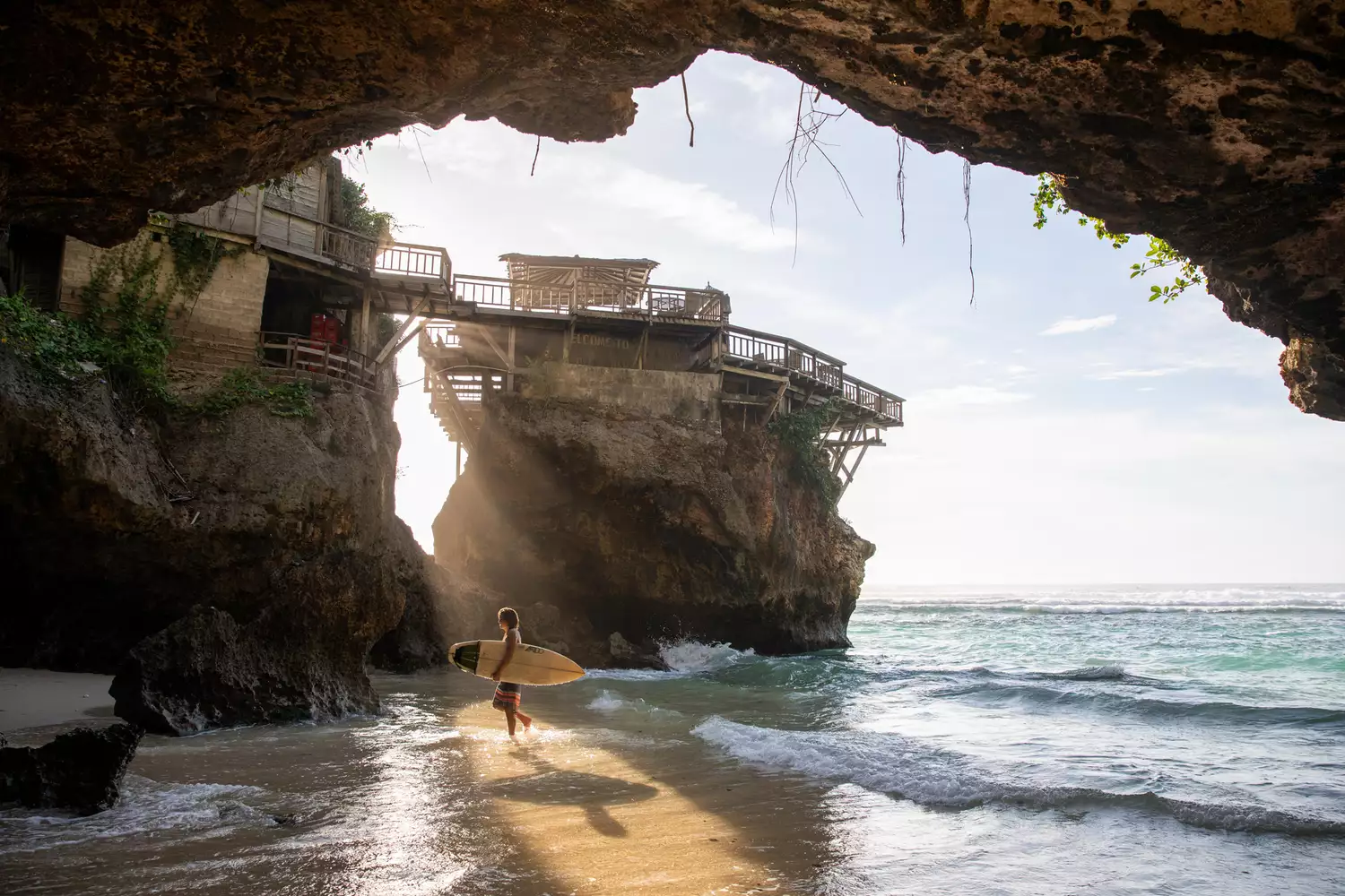 Un surfeur à Bali