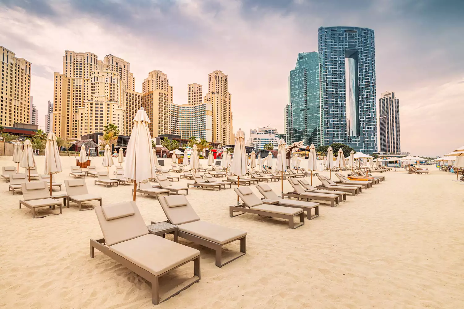 Chaises longues vides avec parasols et transats sur la plage de JBR à Dubaï. Destinations de voyage et de vacances aux Émirats arabes unis