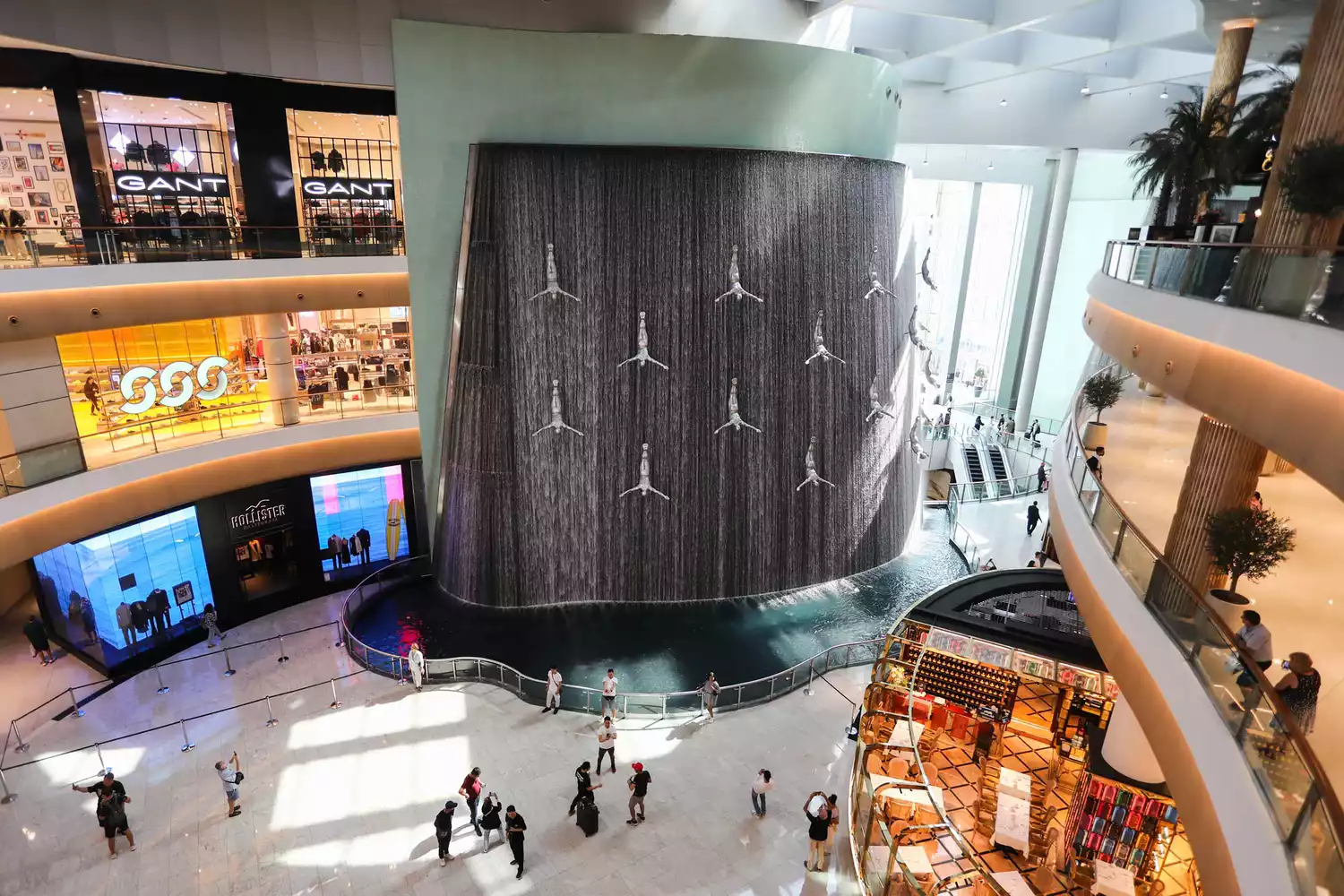 Vue de la cascade à l'intérieur du Dubai Mall