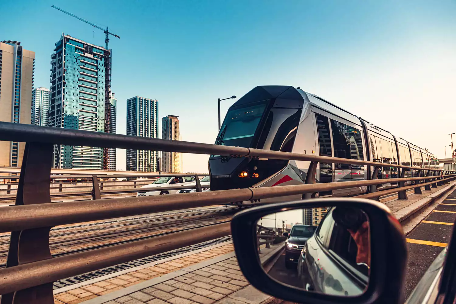 Tram arrivant à la station à Dubaï