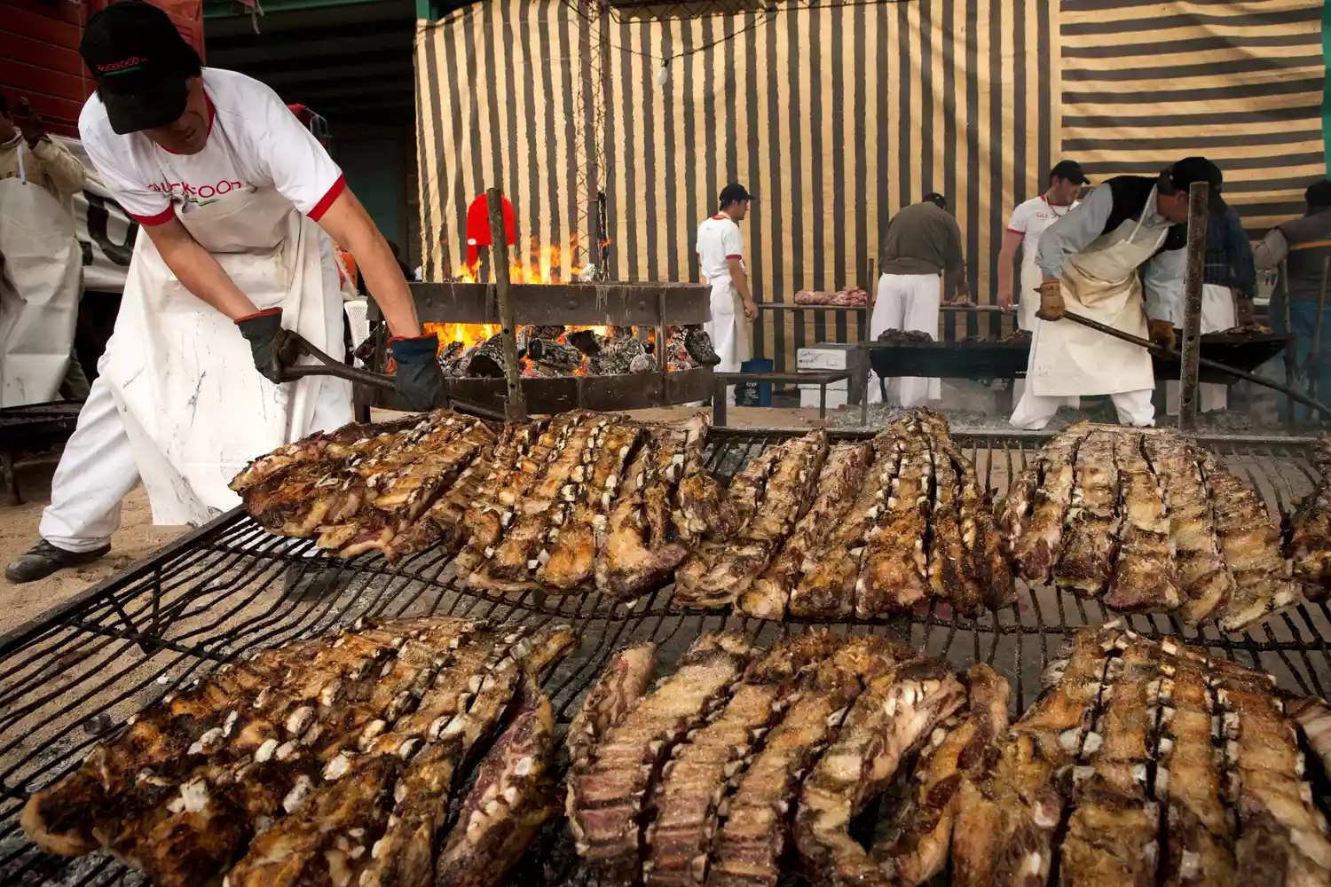 Une typique asado argentin (barbecue traditionnel) est rôti sur le grill lors d'un grand événement organisé