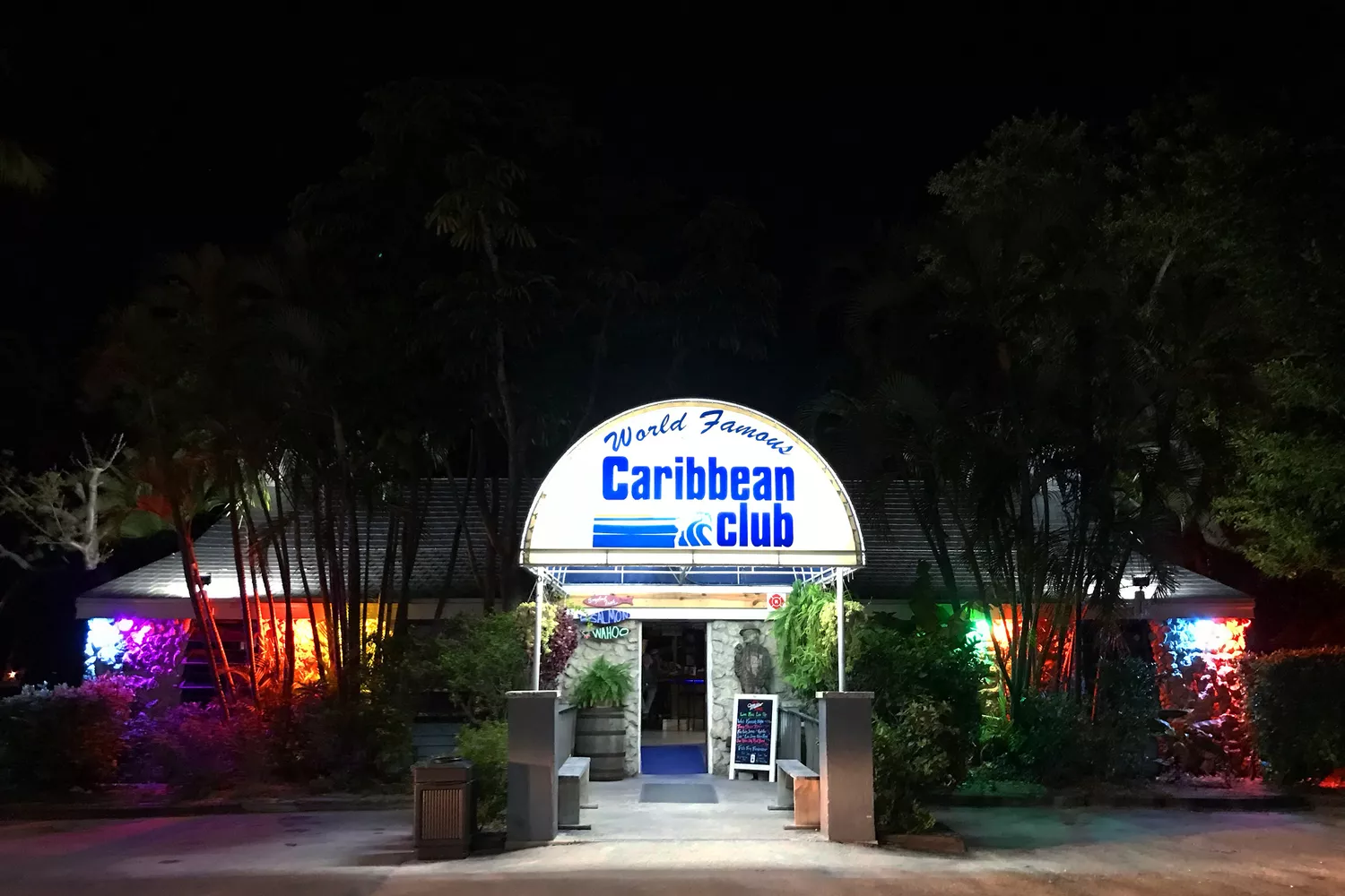 Entrée éclairée du Caribbean Club la nuit