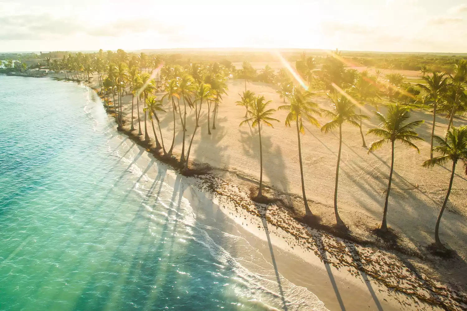 Vue aérienne de la plage de Juanillo, République Dominicaine, dans l'après-midi ensoleillé.