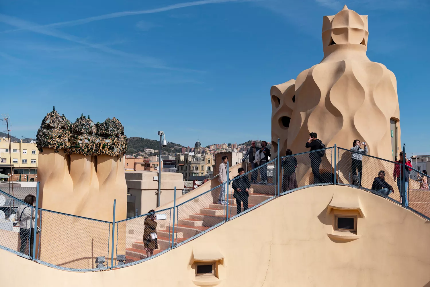 Des visiteurs se promènent sur le toit du bâtiment Casa Milà de l'architecte espagnol Antonio Gaudí, communément appelé le bâtiment La Pedrera à Barcelone