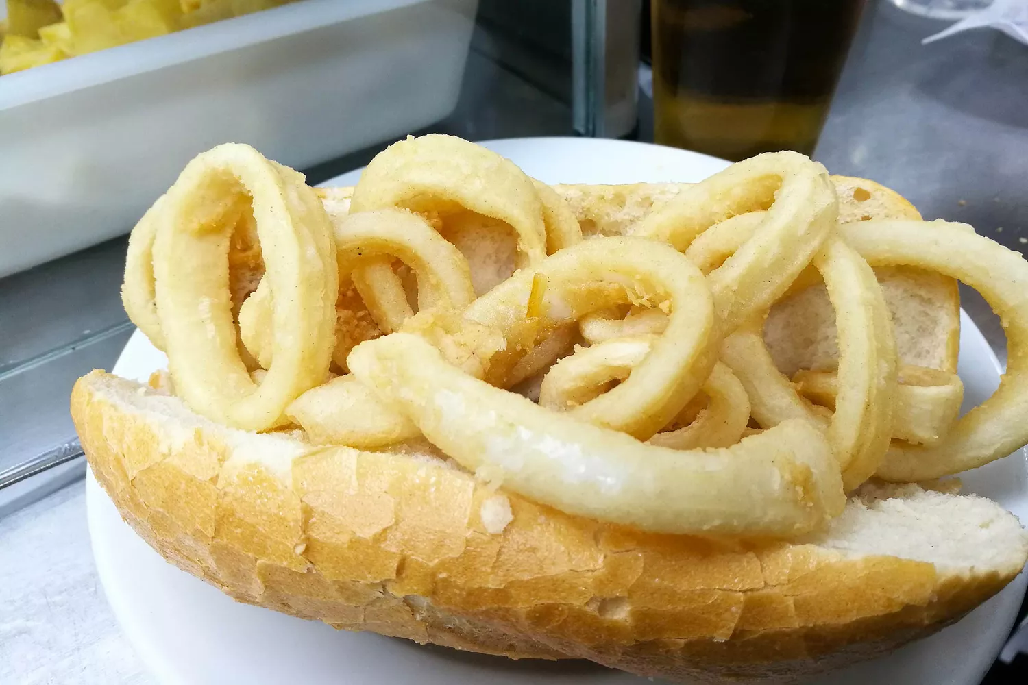 Sandwich aux calmars, bocadillo de calamares dans un bar