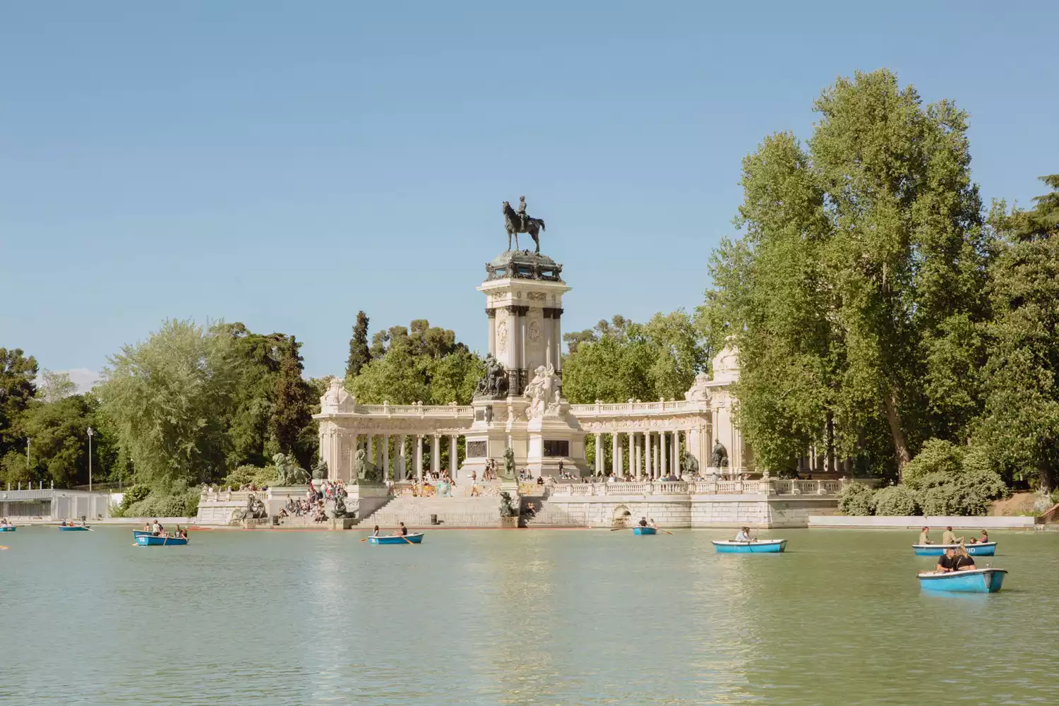 Bateaux dans l'étang du Parc du Retiro