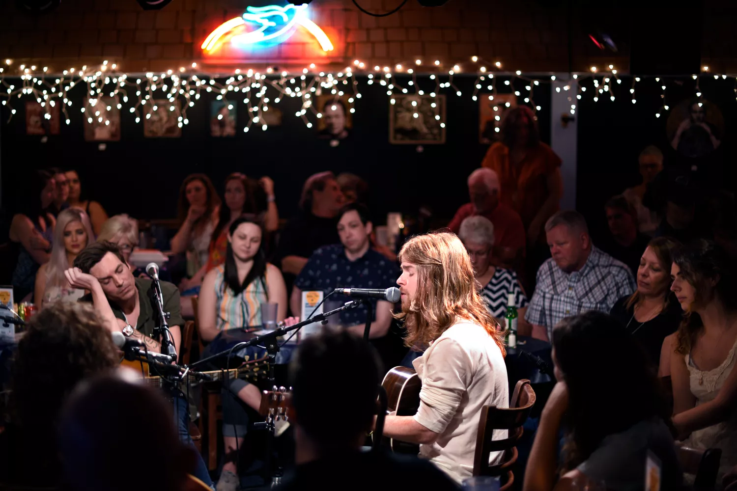 Andrew Leahey interprète l'une de ses chansons à l'emblématique Bluebird Cafe à Nashville, Tennessee