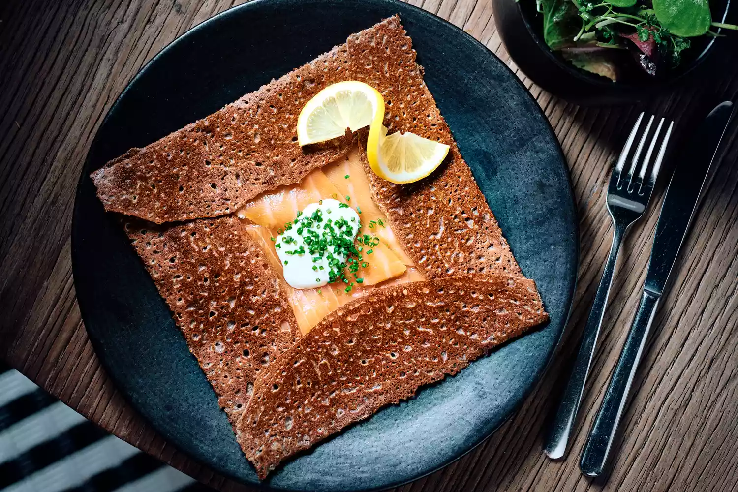 Une crêpe au saumon du Breizh Café