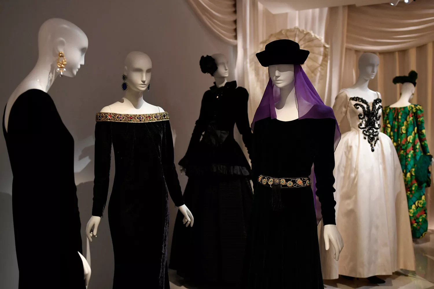 Créations du défunt designer français Yves Saint Laurent exposées au nouveau musée Yves Saint Laurent