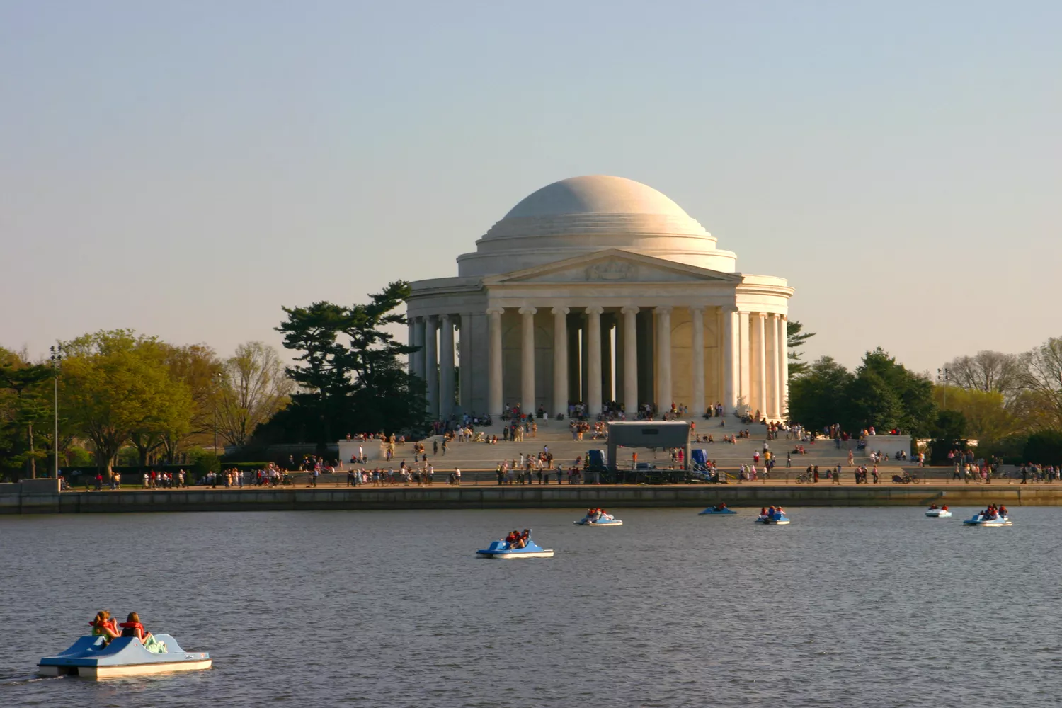 Pédalos dans le bassin devant le Mémorial Jefferson