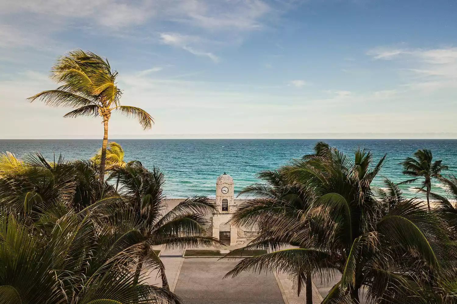 Vue aérienne de la tour de l'horloge de Worth Avenue à Palm Beach, en Floride