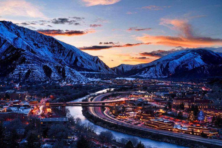 Aventure et Détente: Ville Montagne aux Trésors Naturels