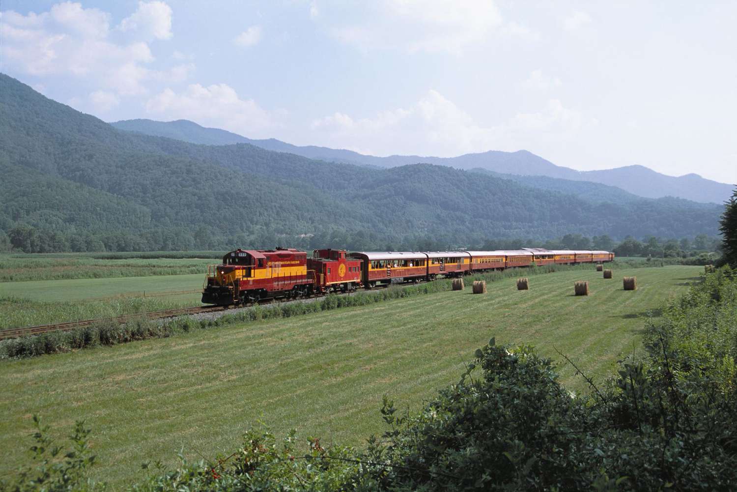 Explorez les montagnes fumées en train, beauté et moonshine