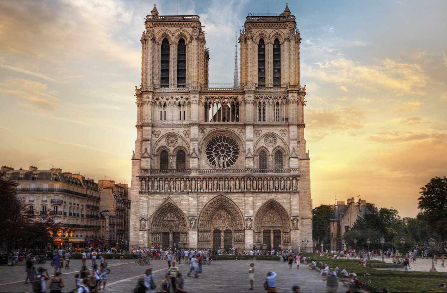 Notre-Dame de Paris: 850 ans d'histoire en photos et vidéo