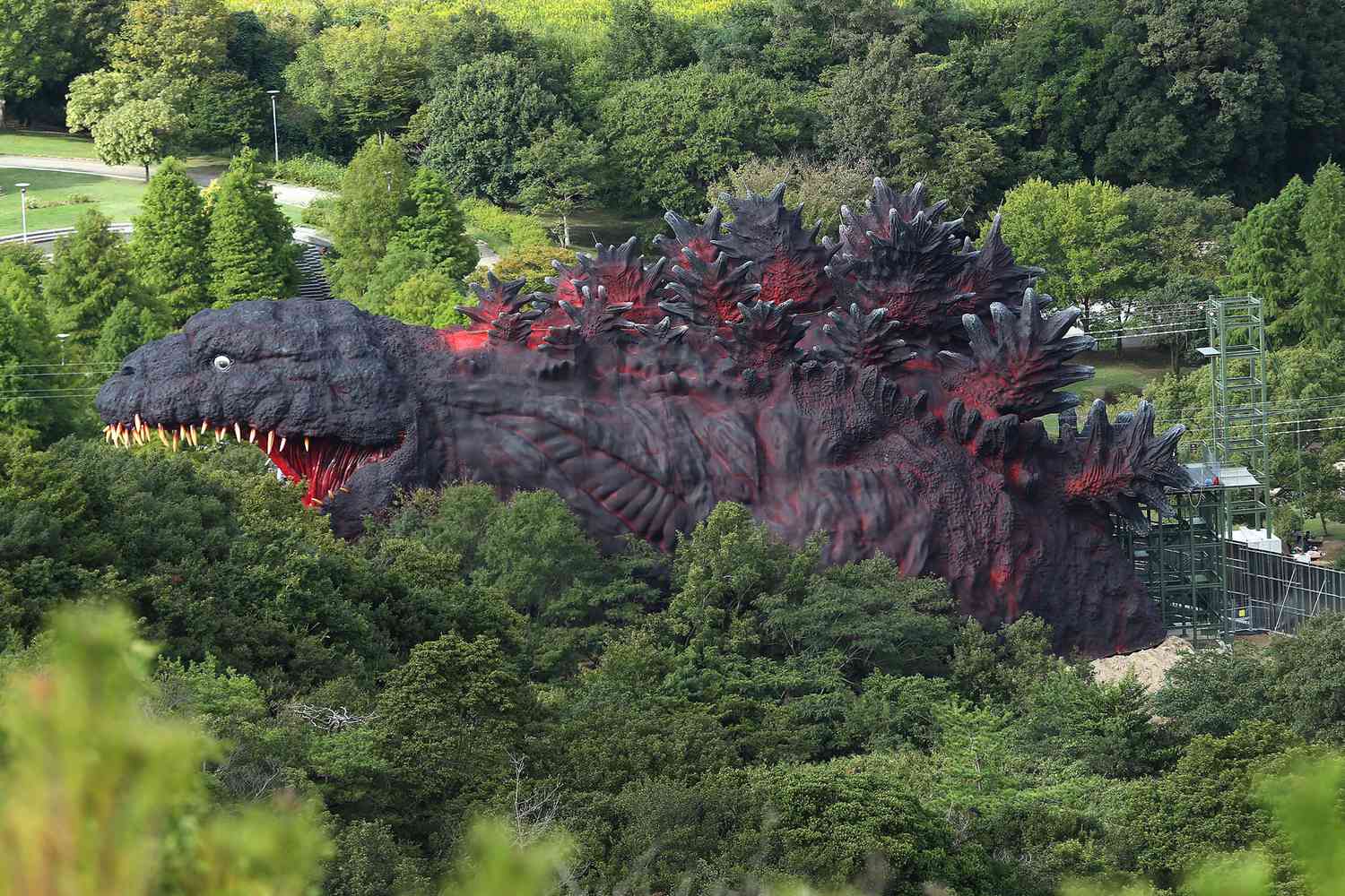 Plongez dans la gueule de Godzilla en tyrolienne au Japon