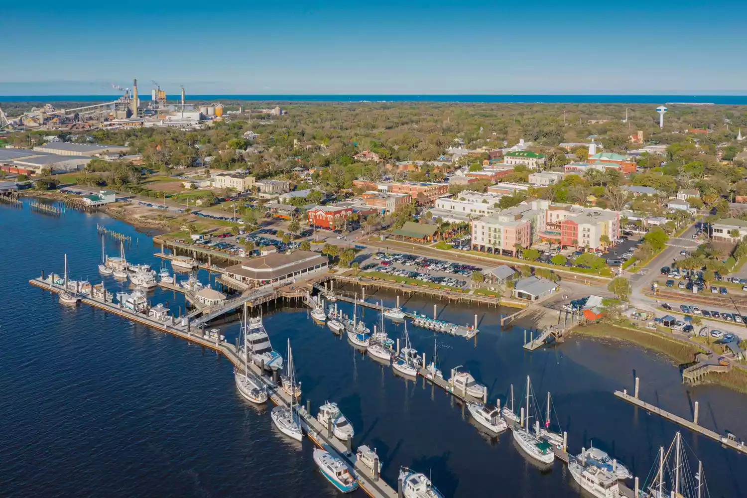 Vue aérienne du centre-ville de Fernandina Beach, en Floride, près de Jacksonville.