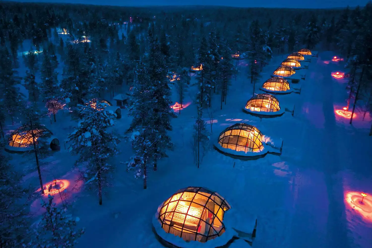 Vue aérienne des igloos en verre de nuit en Laponie finlandaise