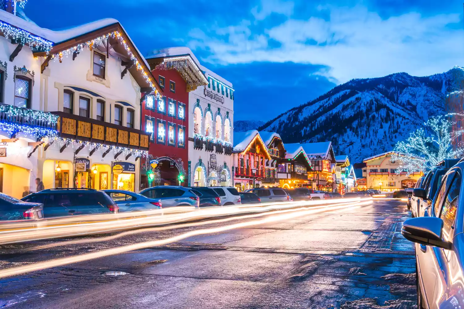 beau Leavenworth illuminé de décorations en hiver.