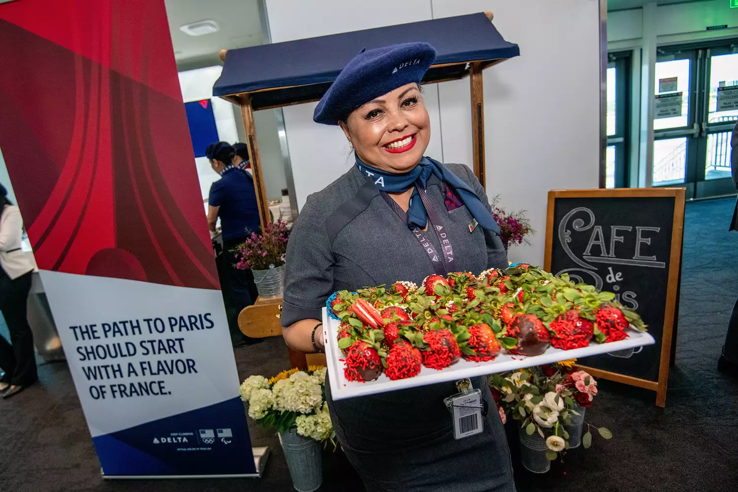 Membres de l'équipe Delta Air Lines de LAX célébrant la relance de la liaison Los Angeles - Charles de Gaulle à Los Angeles, Californie