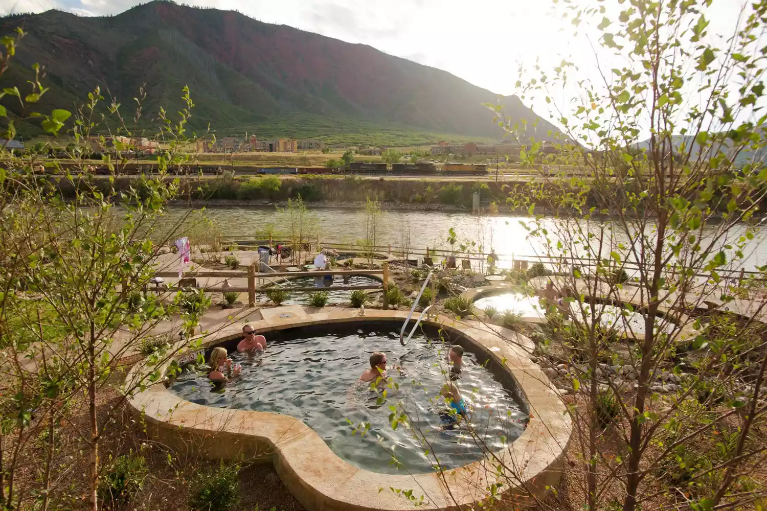 Personnes profitant des sources chaudes à Iron Mountain Hot Springs