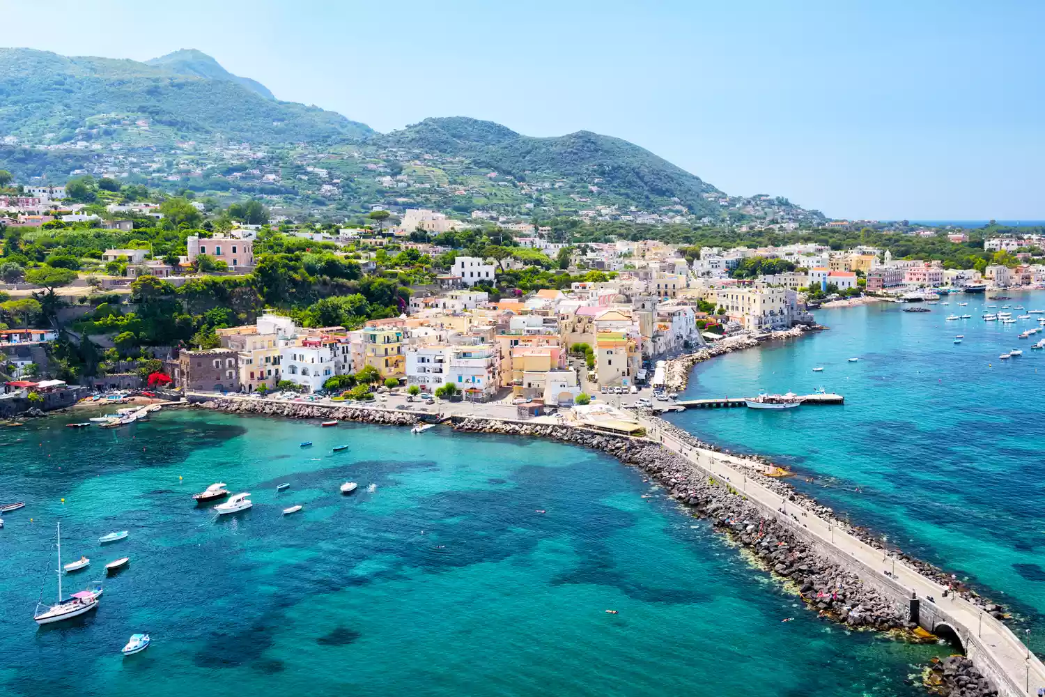 Vue aérienne de l'île d'Ischia, dans le golfe de Naples, Italie. Photo composite