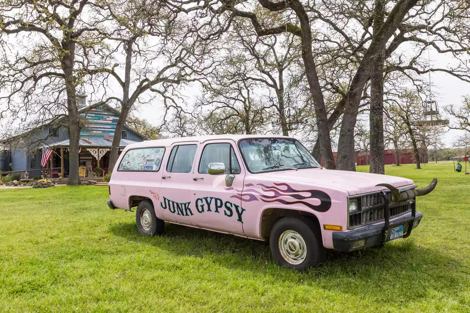 Voiture peinte avec Junk Gypsy sur le côté