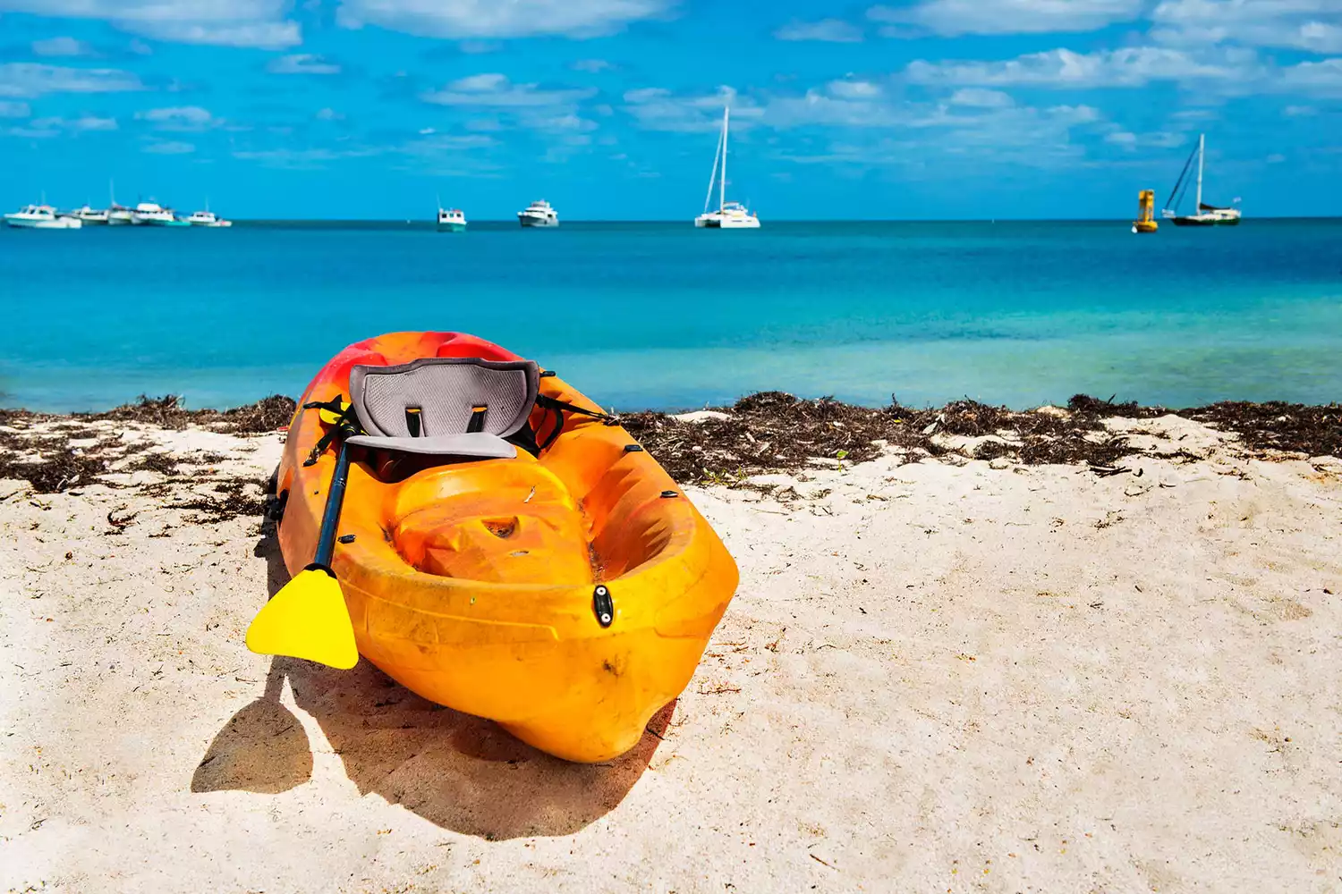 un kayak échoué sur Garden Key dans le parc national des Dry Tortugas.