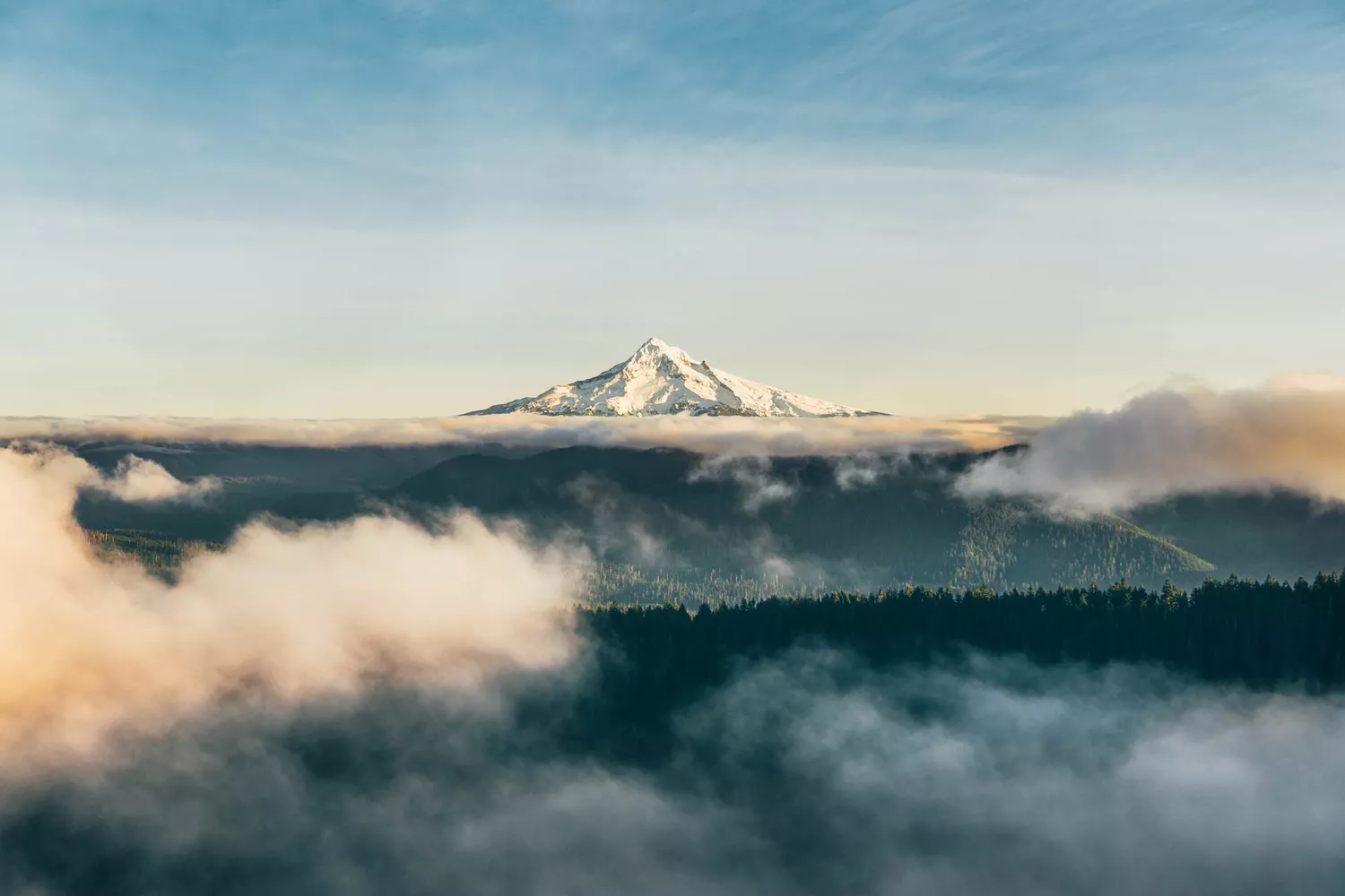 Vue du Mont Hood émergeant des nuages