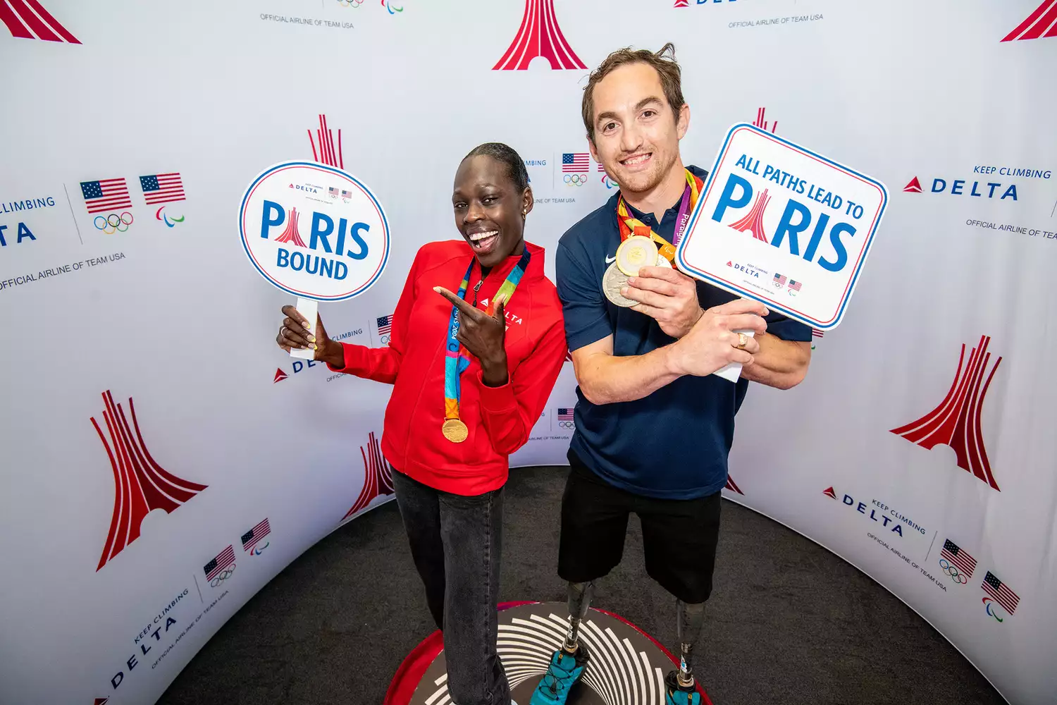 L'olympienne Athing Mu et le paralympien Rudy Garcia-Tolson célèbrent la relance de la liaison Los Angeles - Charles de Gaulle à Los Angeles, Californie