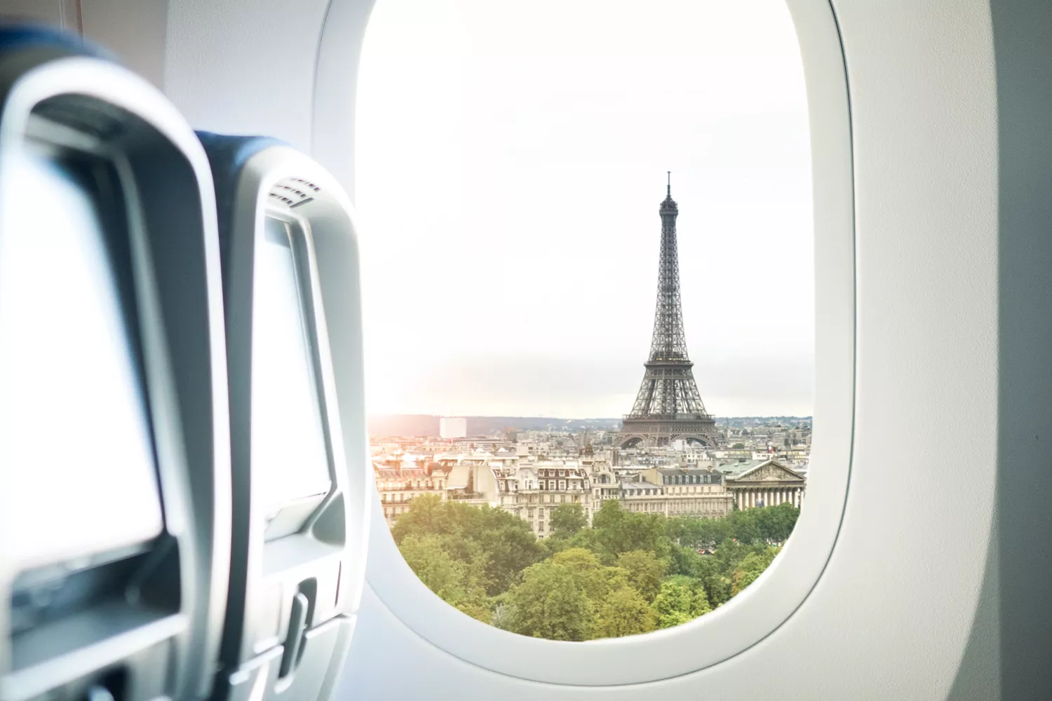 La Tour Eiffel vue à travers le hublot de l'avion