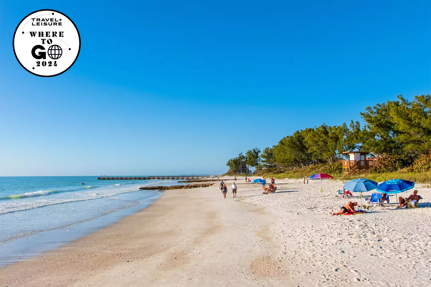 Touristes profitant d'une belle journée ensoleillée sur Manatee Beach sur l'île d'Anna Maria, une île barrière de la côte ouest de la Floride.