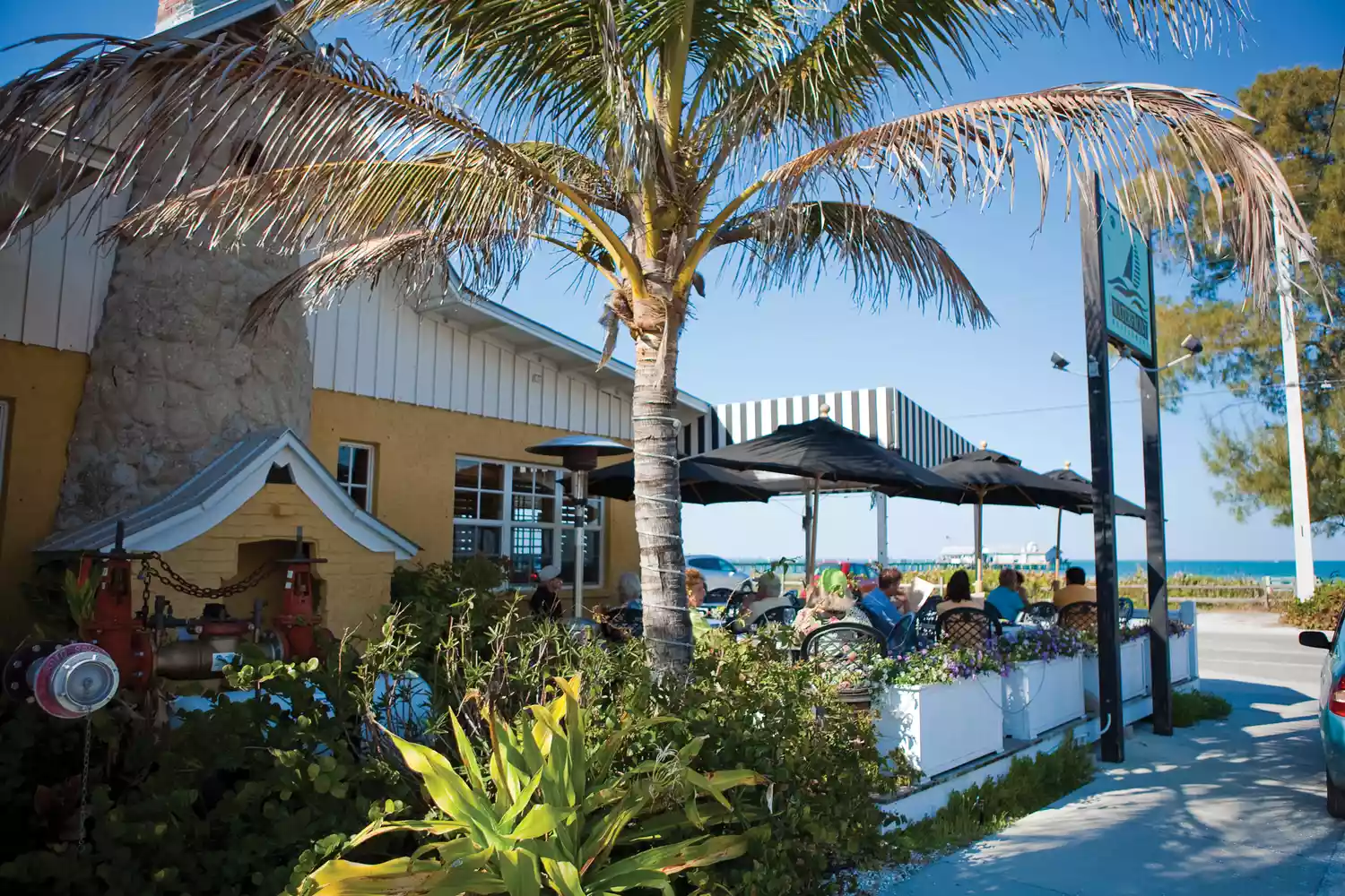 Extérieur du restaurant en bord de mer