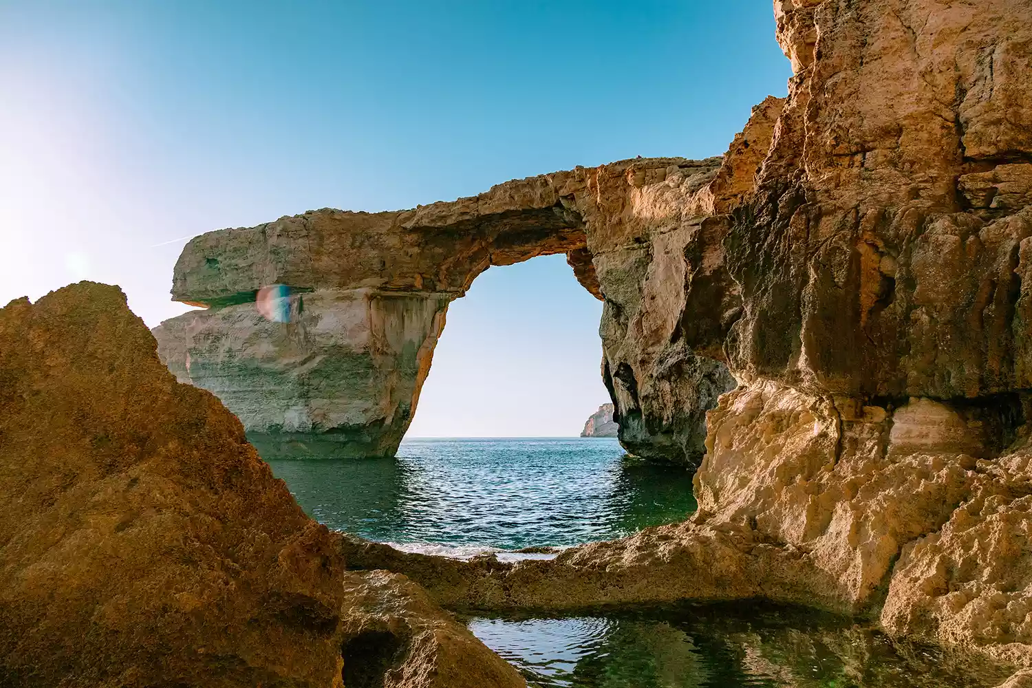 Vue du coucher de soleil sur la fenêtre Azure à Gozo, île de Malte